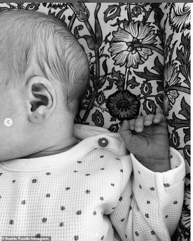 Звезда «Острых козырьков» поделилась серией фотографий со своим новорожденным ребенком, на которых она с восторгом отметила, что «плывет на этой небесной волне идеальной любви».