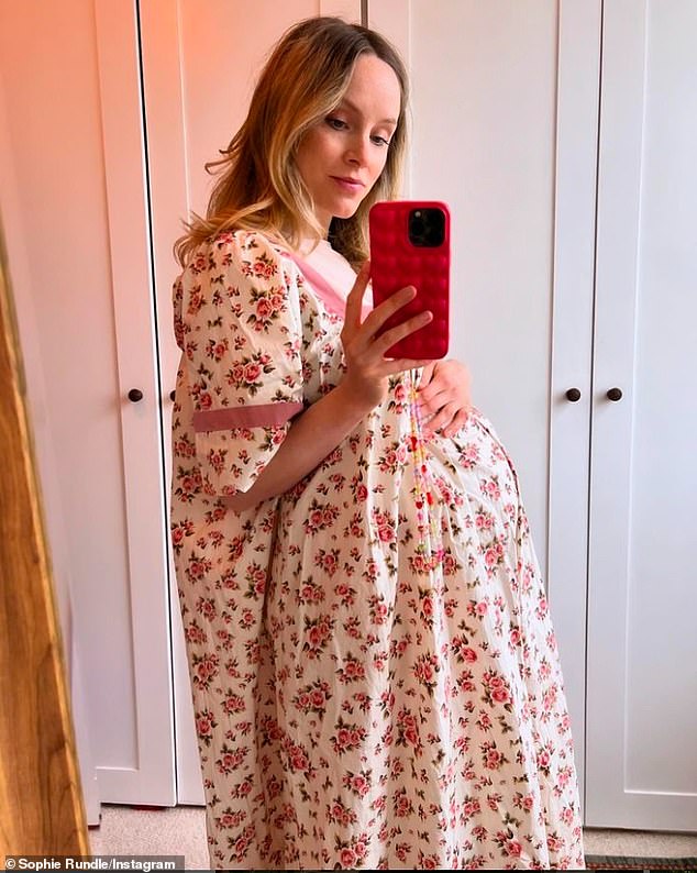 35-летняя актриса ранее подтвердила, что ждет второго ребенка во время выступления на The One Show в январе, а затем поделилась фотографиями своей шишки в апреле.