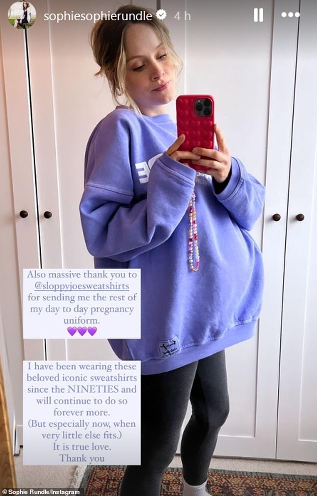 Она подписала апрельское фото в Instagram: «Твердо в триместре моей Мамы Касс», и фанаты поспешили поздравить звезду.