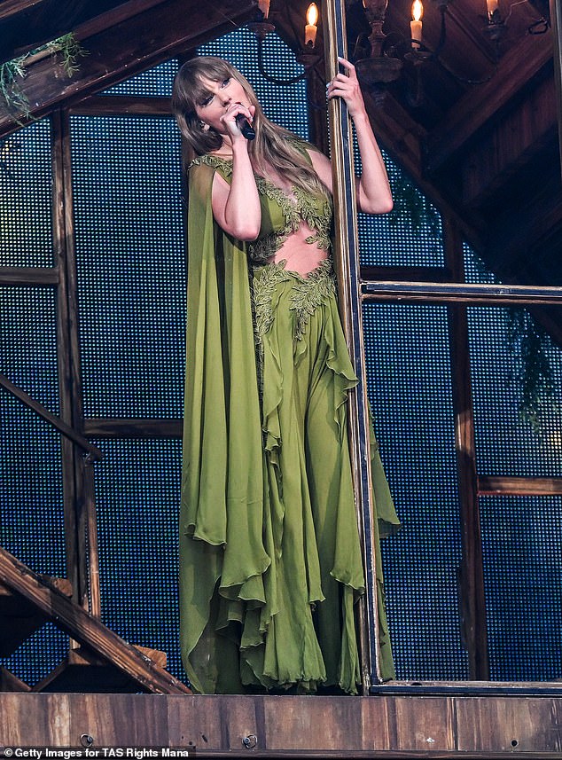 Тейлор также продемонстрировала свою любовь к Изумрудному острову, надев не один, а два зеленых наряда для разных эпох в шоу.