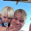 Митчелл Орвал вызвал споры, поделившись видео, на котором его маленький сын играет рядом с морским крокодилом.  На фото с сыном