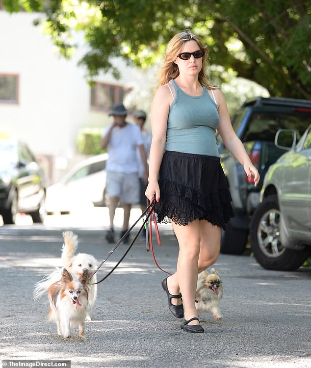Беременная Джорджия Мэй Джаггер демонстрирует свой цветущий живот под повседневном жилетом и кружевной юбкой во время солнечной прогулки с собакой в ​​Лос-Анджелесе.
