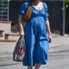 Мэнди Мур облачила свою цветущую шишку в летнее синее платье, когда ее видели на выходных в солнечном Лос-Анджелесе.