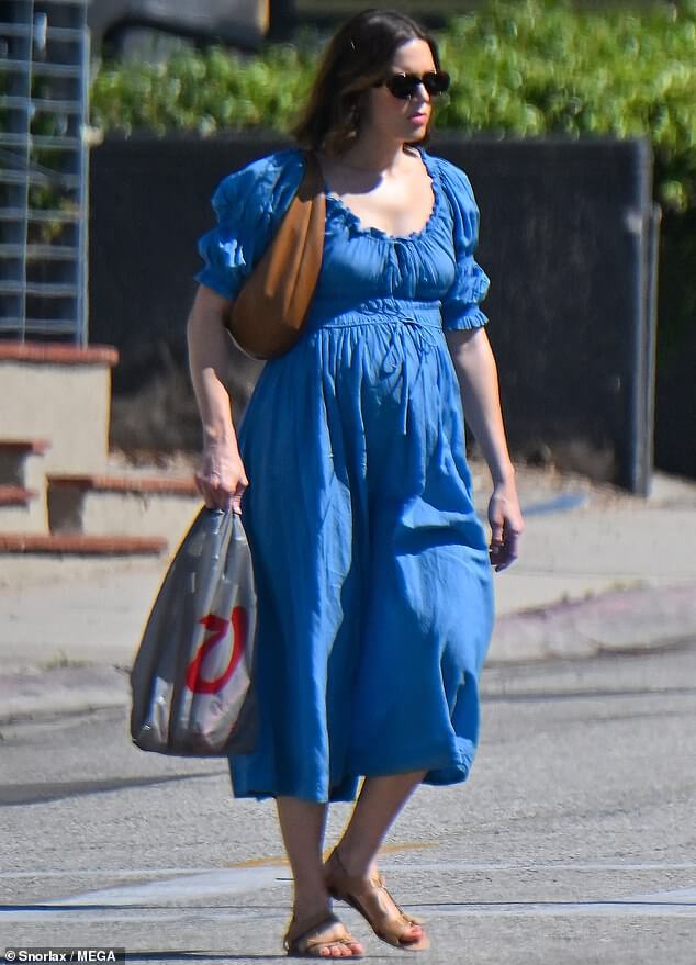 Беременная Мэнди Мур, 40 лет, надевает цветущую шишку в летнее синее платье… через несколько недель после объявления о том, что у нее скоро будет маленькая девочка