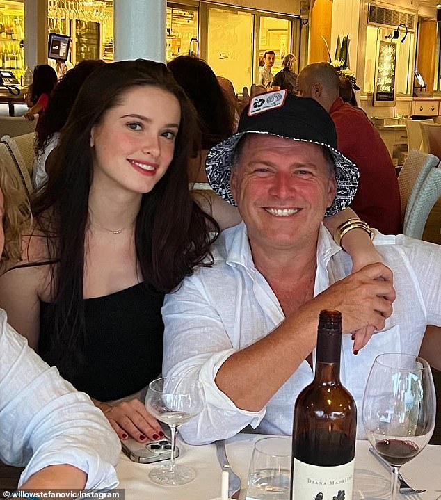 Кажется, Хенаро не только покорил сердце Уиллоу, но и произвел сильное впечатление на ее отца-ведущего Today Карла, 49 лет (справа), который следит за партнером своей дочери в Instagram.