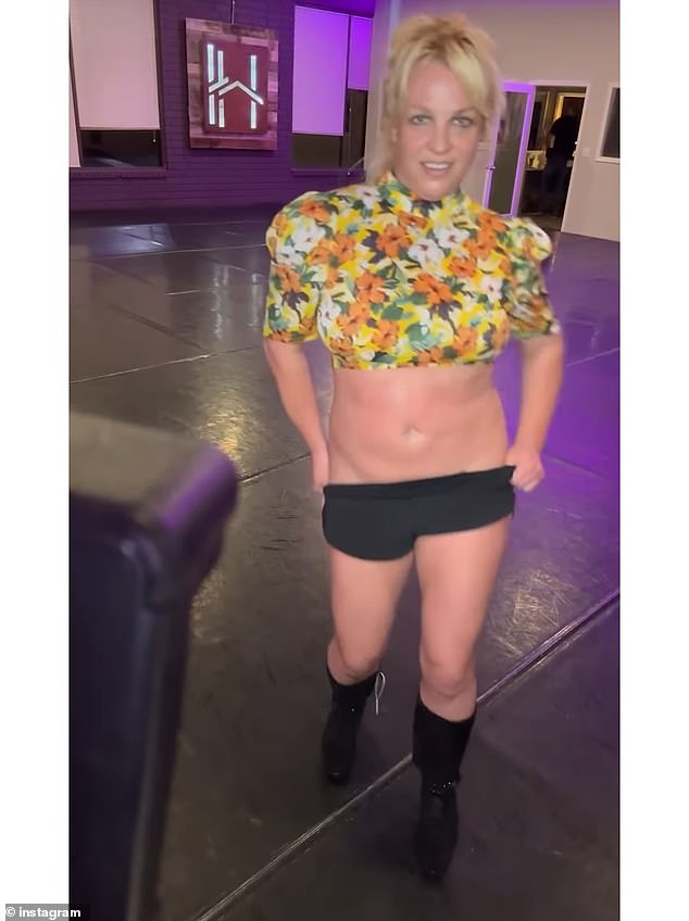 Бритни Спирс демонстрирует свою подтянутую фигуру в укороченном топе с цветочным принтом и микро-шортах, демонстрируя свои движения в последнем танцевальном видео.