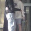Звезда «Матильды» Шарн Фрейер, 22 года (справа), была замечена собирающей вещи в КПК с подругой Джессикой Ригетти (слева) в воскресенье утром, когда они гуляли по отелю.