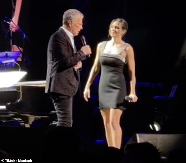 Дэвид Фостер раскритикован разъяренными фанатами жены Кэтрин Макфи за то, что они сказали, что она была «толстой» во время прослушиваний American Idol в новом видео
