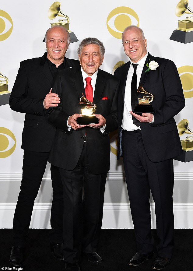 Дэнни Беннетт (на фото слева) и Дэ Беннетт на фото со своим отцом на церемонии вручения премии «Грэмми» в Мэдисон-Сквер-Гарден, январь 2018 года. Трио выиграло лучший традиционный вокальный поп-альбом за песню «Tony Bennett Celebrates 90».