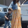 Дженна Деван надела на свою цветущую шишку платье для беременных с цветочным принтом, когда гуляла с четырехлетним сыном Каллумом в Лос-Анджелесе на этой неделе.