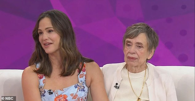Дженнифер Гарнер и ее мама Пэт появились на шоу Today и рассказали о покойном отце актрисы Уильяме.