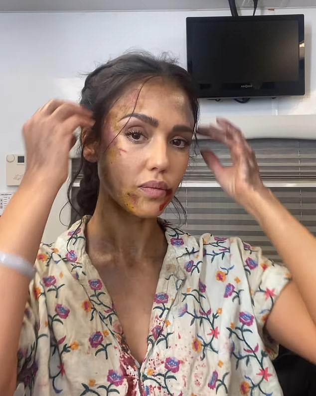 Джессика Альба демонстрирует свой кровавый макияж для нового боевика «Предупреждение о триггере» и делится закулисными кадрами из фильма