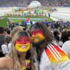 Хайди Клум замаскировала лицо краской цветов немецкого флага вместе с мужем Томом Каулитцем, когда они смотрели, как ее родная страна обыграла Шотландию со счетом 5:1 в пятницу на «Альянц Арене» в Мюнхене.