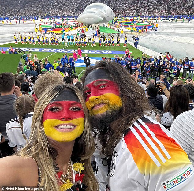 Хайди Клум демонстрирует командный дух Германии вместе с мужем Томом Каулитцем в одинаковой раскраске лица на футбольном турнире УЕФА в Шотландии