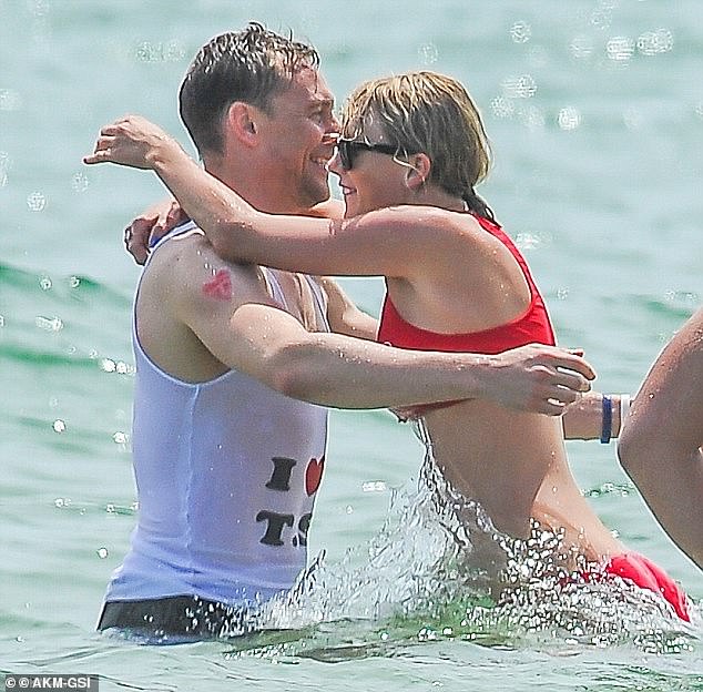 В июле 2016 года Том Хиддлстон был сфотографирован резвящимся в волнах со своей возлюбленной, одетым в жилет с надписью «I Heart TS».