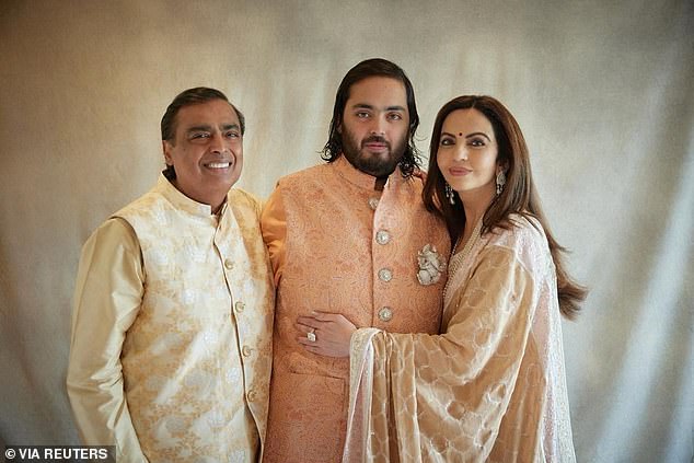 Анант (в центре), 29 лет, является сыном председателя Reliance Industries Мукеша Амбани (слева), который является самым богатым человеком Азии по версии Forbes и имеет состояние более 114 миллиардов долларов (на фото с невестой Радикой Мерчант).