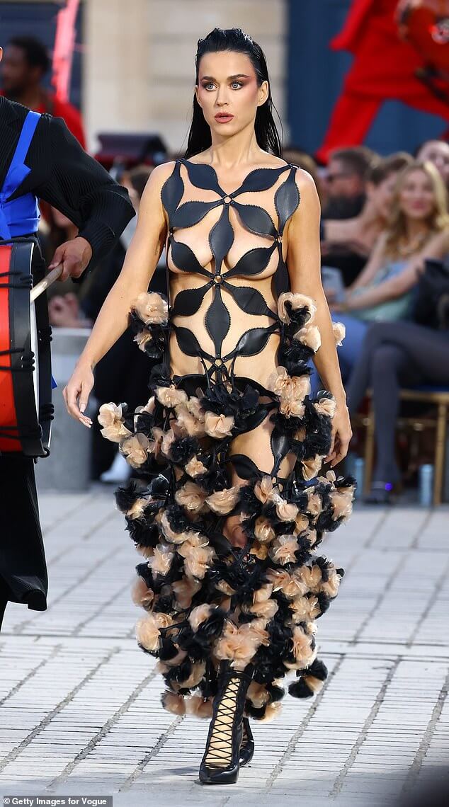 Кэти Перри почти блистала в обнаженном платье с геометрическим вырезом, неожиданно появившись на подиуме Vogue World в Париже.