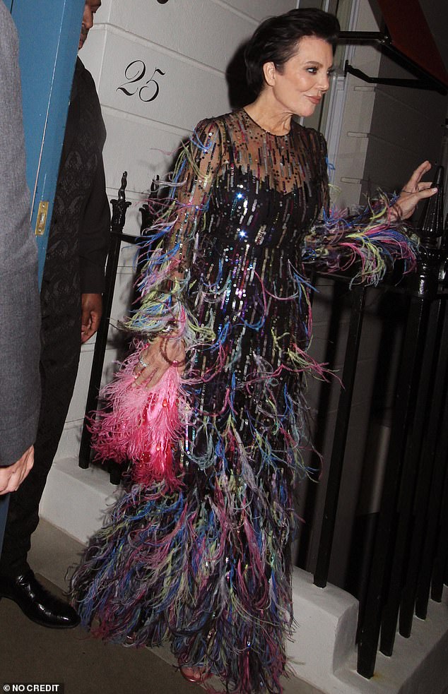 Крис Дженнер прекрасно выглядит в разноцветном платье на вечеринке по случаю дня рождения в эксклюзивном клубе для членов Oswald’s.
