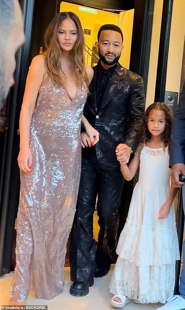 Крисси Тейген выглядит гламурно в глубоком платье с пайетками с мужем Джоном Леджендом и дочерью Луной в Париже.