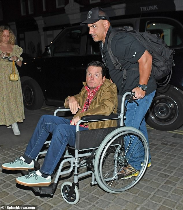 Актер фильма «Назад в будущее», страдающий болезнью Паркинсона, показал знак мира, пока его друг катил его инвалидную коляску