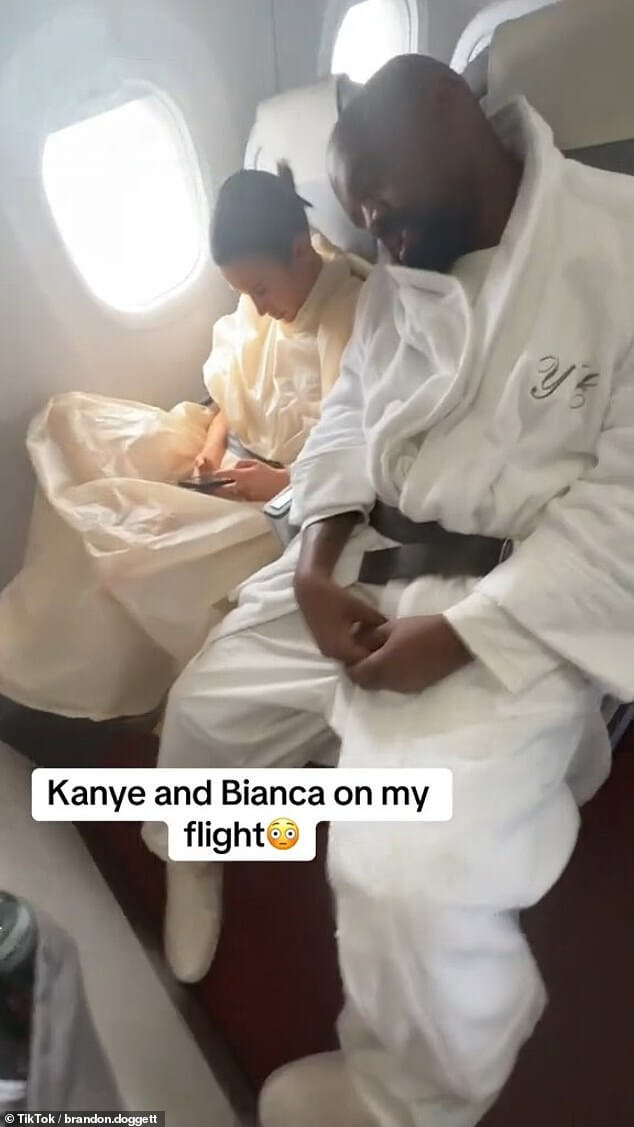 Миллиардер Канье Уэст носит персонализированный халат с надписью «Ye» и дремлет, пока он и его жена Бьянка Ценсори летят эконом-рейсом в Японию.