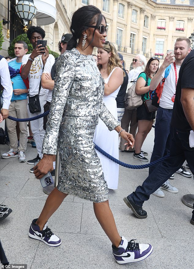 Наоми Кэмпбелл отказывается от своих болезненных каблуков ради своих верных кроссовок Nike, покидая отель Ritz после посещения показа Chanel во время Недели моды в Париже.