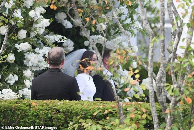 Оливия Калпо и Кристиан Маккаффри связали себя узами брака перед звездным списком гостей на площадке рядом со знаменитым домом Тейлор Свифт.