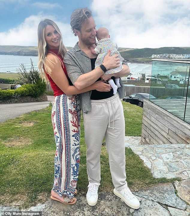 Олли Мурс наслаждается своим первым семейным отдыхом с женой Амелией Тэнк и их маленькой дочерью Мэдисон через два месяца после окончания тура Take That