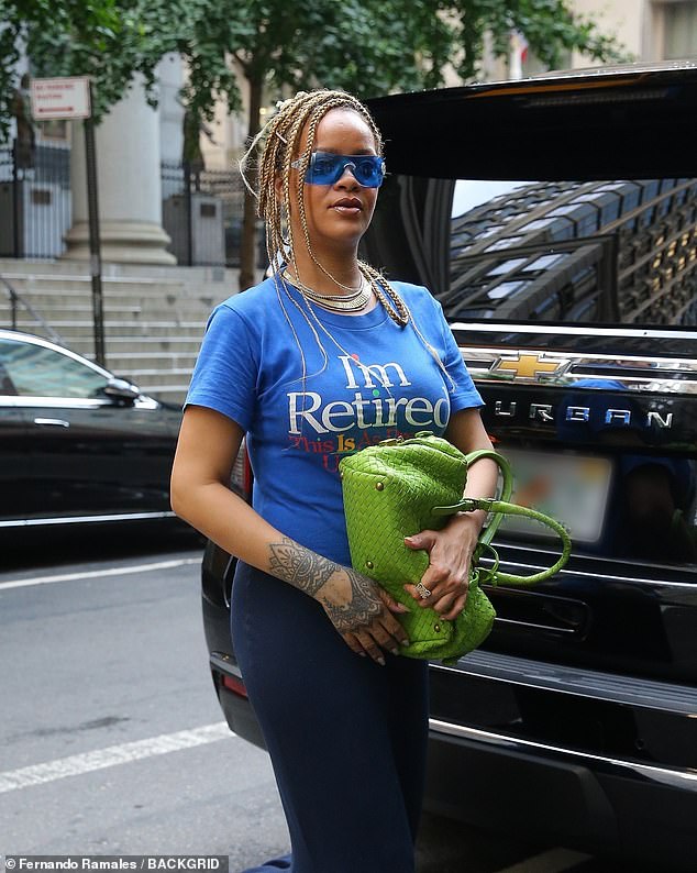 Она также объяснила, почему на прошлой неделе надела футболку с надписью «Я на пенсии».  «Людей взволновало это устаревшее слово», — сказала она, когда ее спросили о той вирусной футболке, которую она носила в Нью-Йорке 6 июня, и о реакции ее поклонников на возможность того, что она больше не будет заниматься музыкой.