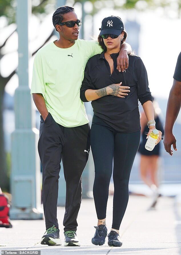 Рианна выглядит спортивно и шикарно в леггинсах и кепке «Нью-Йорк Янкиз» во время прогулки с бойфрендом A$AP Rocky