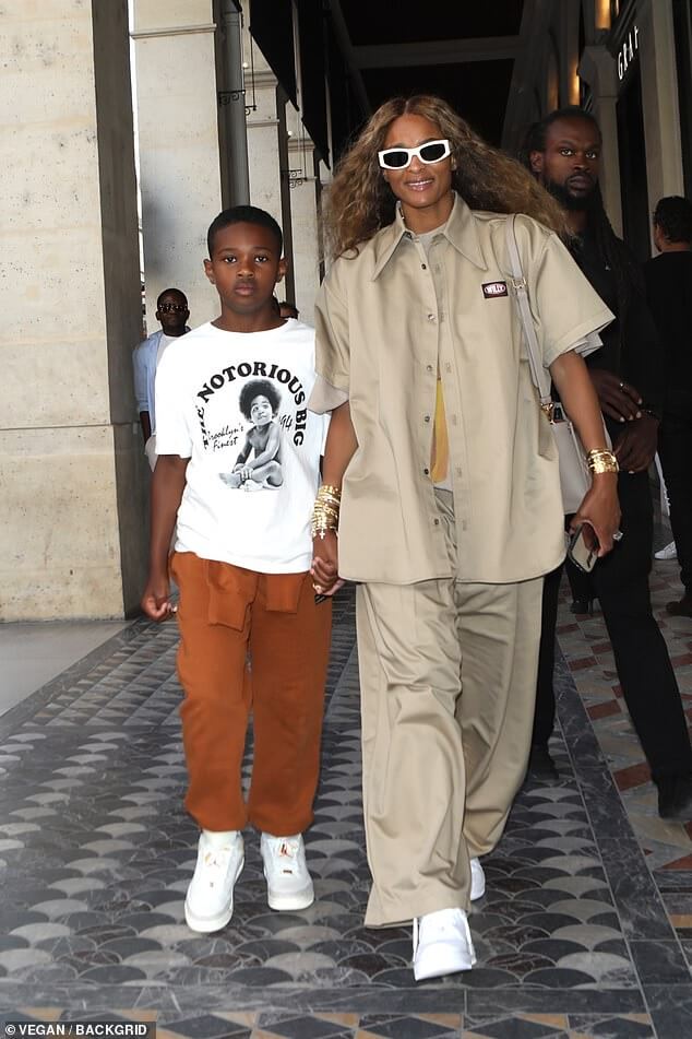 Сиара носила брюки цвета хаки от Willy Chavarria за 1410 долларов во время прогулки по Парижу со своим старшим ребенком, 10-летним будущим Захиром Уилберном, перед тем, как появиться на показе мод Vogue World.