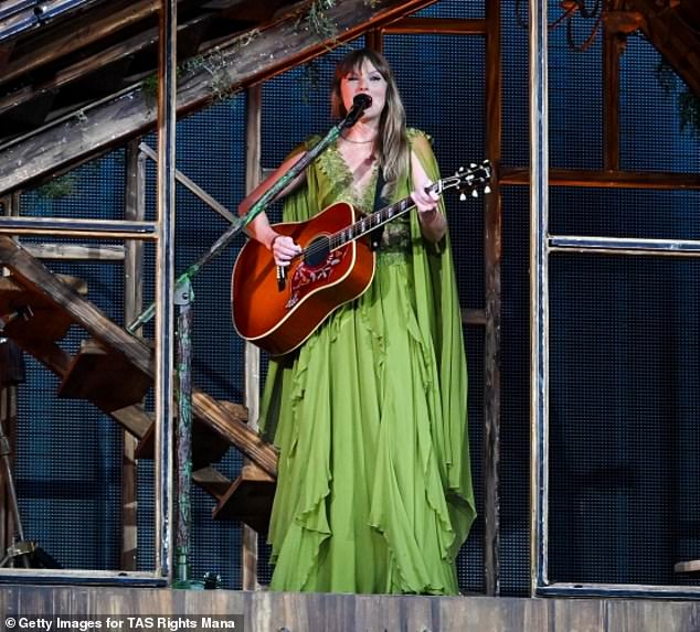 Тейлор Свифт рассказывает, что ее альбом Folklore был вдохновлен Ирландией, когда она говорит фанатам, что пластинка «принадлежит им» на ее втором шоу Eras Tour в Дублине.