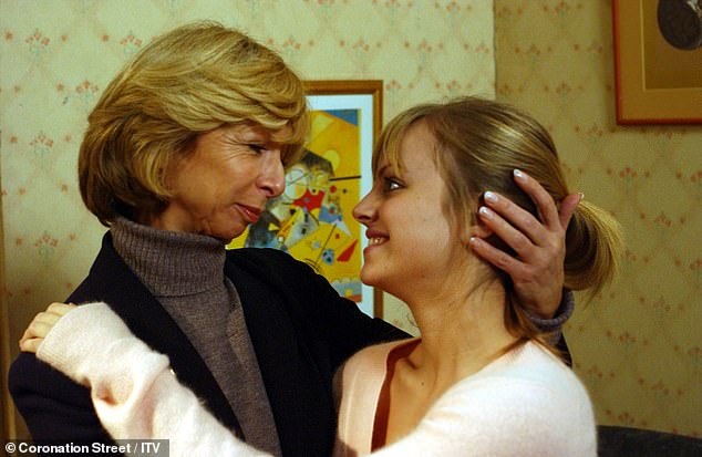 40-летняя актриса, которая играет Сару Платт в многолетней мыльной опере ITV, была замечена впервые с тех пор, как ее экранная мама Хелен Уорт (слева) ушла с булыжника в начале этой недели.