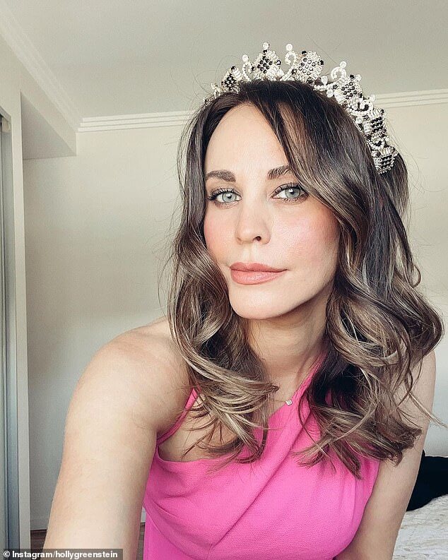 Холли Гринштейн нанесла ответный удар онлайн-троллям после того, как клиент поделился видео, в котором утверждалось, что она «отказала» им войти в кинотеатр, где она работает, по странной причине.