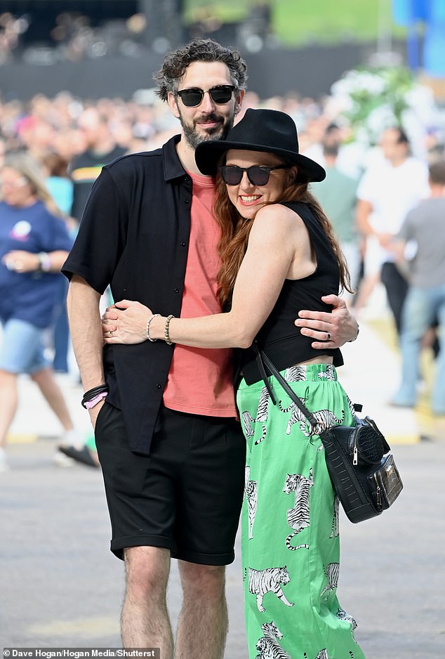 Актер Inbetweeners и его жена, с которой он связал себя узами брака в 2016 году, улыбались, обнимаясь, позируя для фотографий на фестивале.