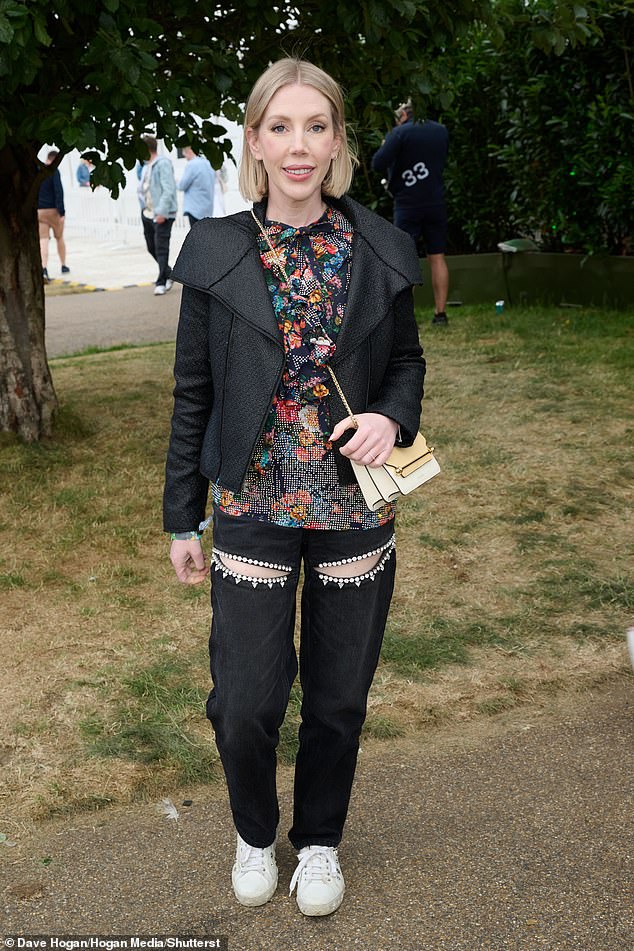 Кэтрин Райан выглядела невероятно стильно в рискованных джинсах из денима с вырезом до бедра и блузке с цветочным принтом.