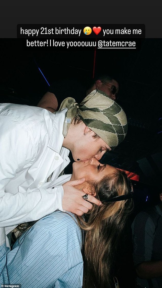 В понедельник исполнитель хита Stay поделился в Instagram очень страстной фотографией пары, целующейся в честь дня рождения Тейта.