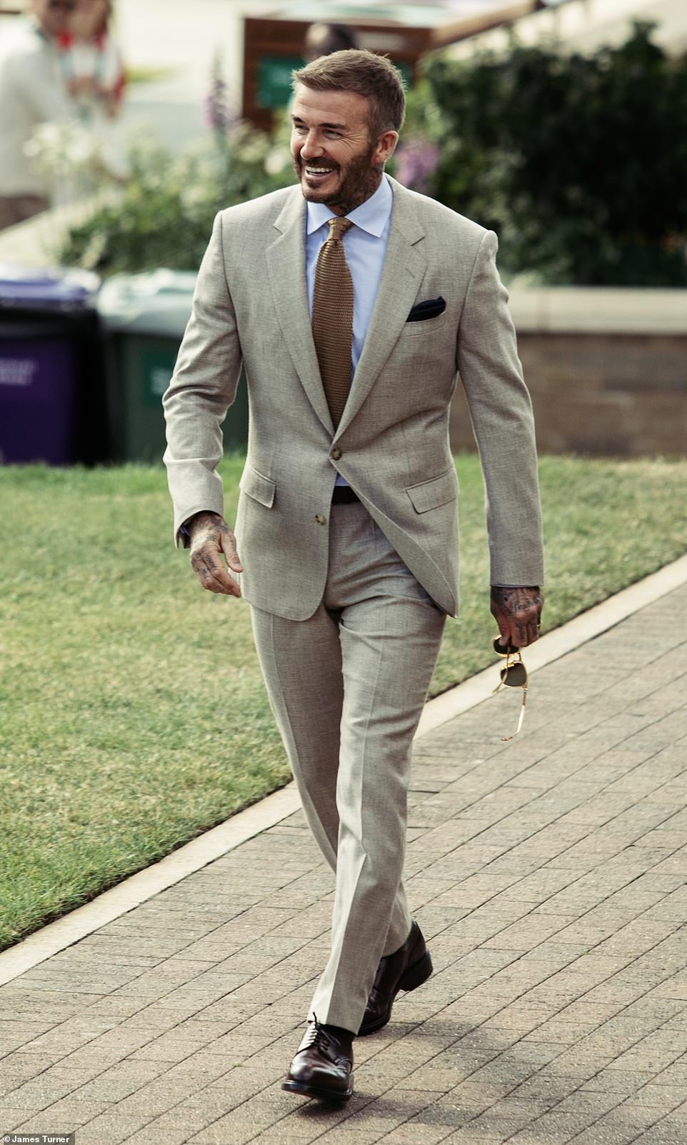 Дэвид Бекхэм выглядел великолепно в роскошном костюме Hugo Boss после недавнего подписания многомиллионного контракта с брендом.