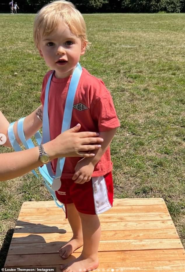 Гордая мама поделилась фотографиями Лео с его медалью и рассказала, как много для нее значит этот день, ведь всего год назад она едва не пропустила спортивный день, боровшись с тревогой.