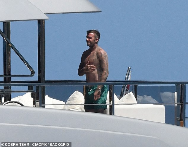 Дэвид продемонстрировал свое татуированное тело, наслаждаясь солнцем Сардинии