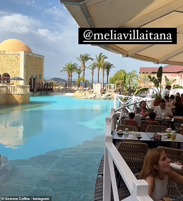 Джемма также поделилась снимками общего бассейна курорта рядом с рестораном отеля.