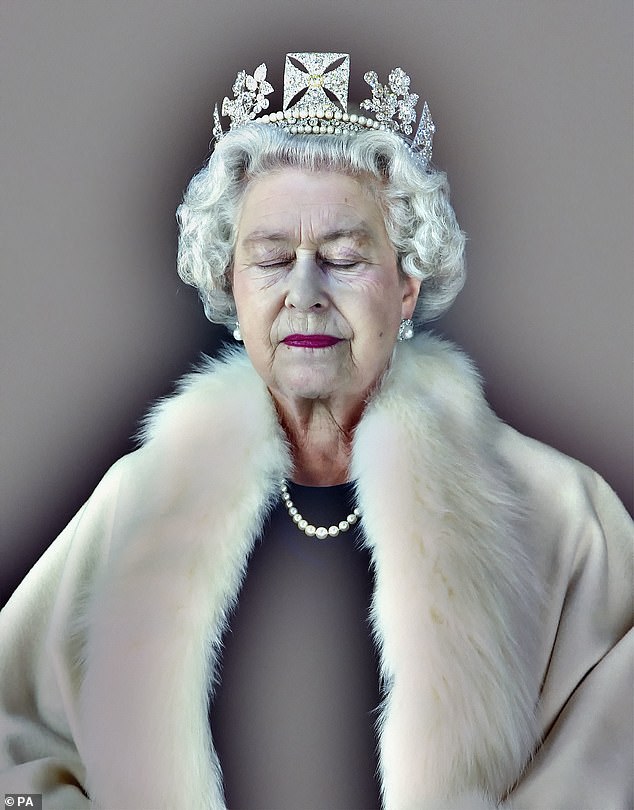 Когда художник Крис Левин прибыл в Букингемский дворец, чтобы запечатлеть королеву Елизавету, он только что вернулся из десятидневного медитативного молчаливого ретрита.