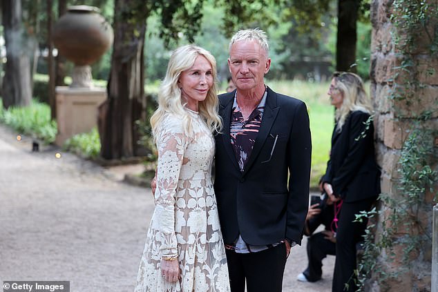 Легенда музыки выглядел элегантно, присоединившись к режиссеру на красной дорожке.