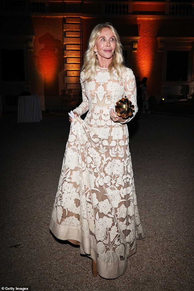 Стинг и Труди являются родителями Микки (40 лет), Джейка (39 лет), Элиота (33 года) и Джакомо (28 лет), а у фронтмена The Police также есть сын Джо (47 лет) и дочь Фуския (42 года) от бывшей жены Фрэнсис Томелти.