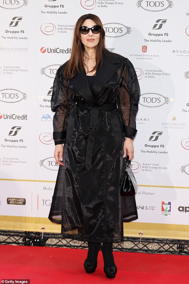 Моника Беллуччи также была среди звезд, посетивших церемонию награждения. Актриса выбрала эффектное черное платье.