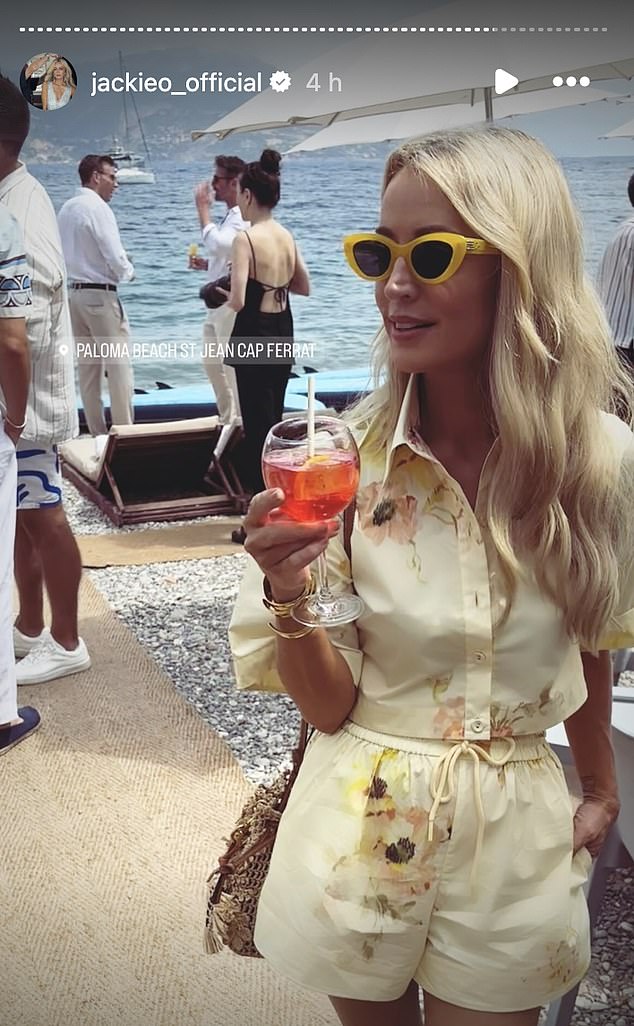 На серии снимков, опубликованных в Instagram, 49-летняя светловолосая красавица продемонстрировала свою миниатюрную фигуру в желтых цветочных шортах, танцуя с друзьями.