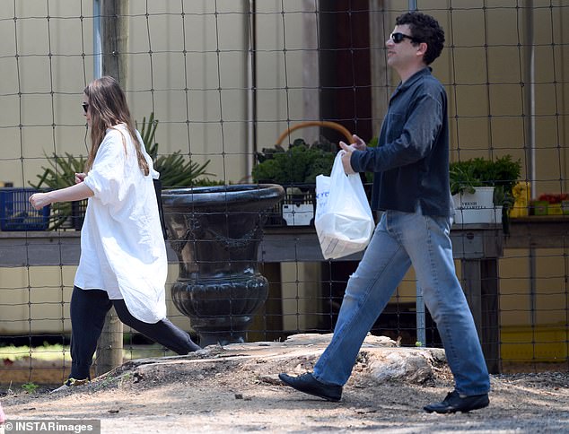 К актрисе, ставшей модельером, присоединился ее муж Луи Эйснер, который выглядел расслабленно в свободной черной рубашке на пуговицах, джинсах и черных лоферах. Пара поженилась в декабре 2022 года и приветствовала сына Отто в 2023 году