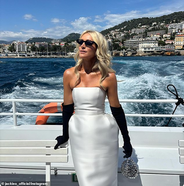 Он посмеялся над разницей между своим отпуском и роскошным путешествием по Европе его соведущей Джеки «О» Хендерсон, которая посетила свадьбу высшего общества во Франции (на фото в тот день)