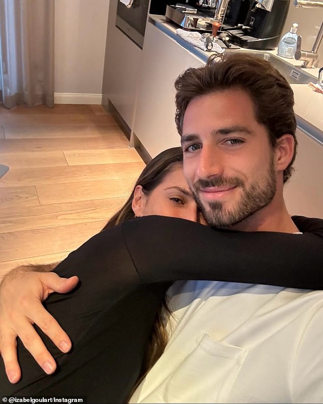 На одной из фотографий будущие муж и жена уютно обнимаются.