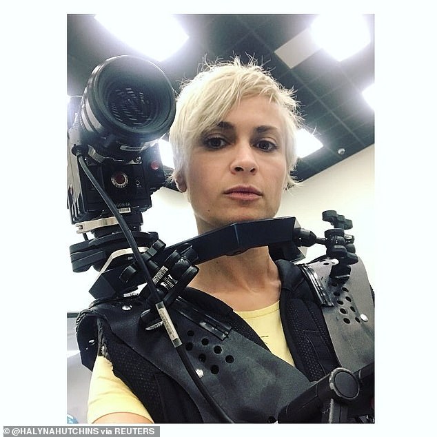 66-летнему актеру, который в понедельник находился в Санта-Фе, штат Нью-Мексико, на предварительном слушании, предъявлено обвинение в непредумышленном убийстве Хатчинса.